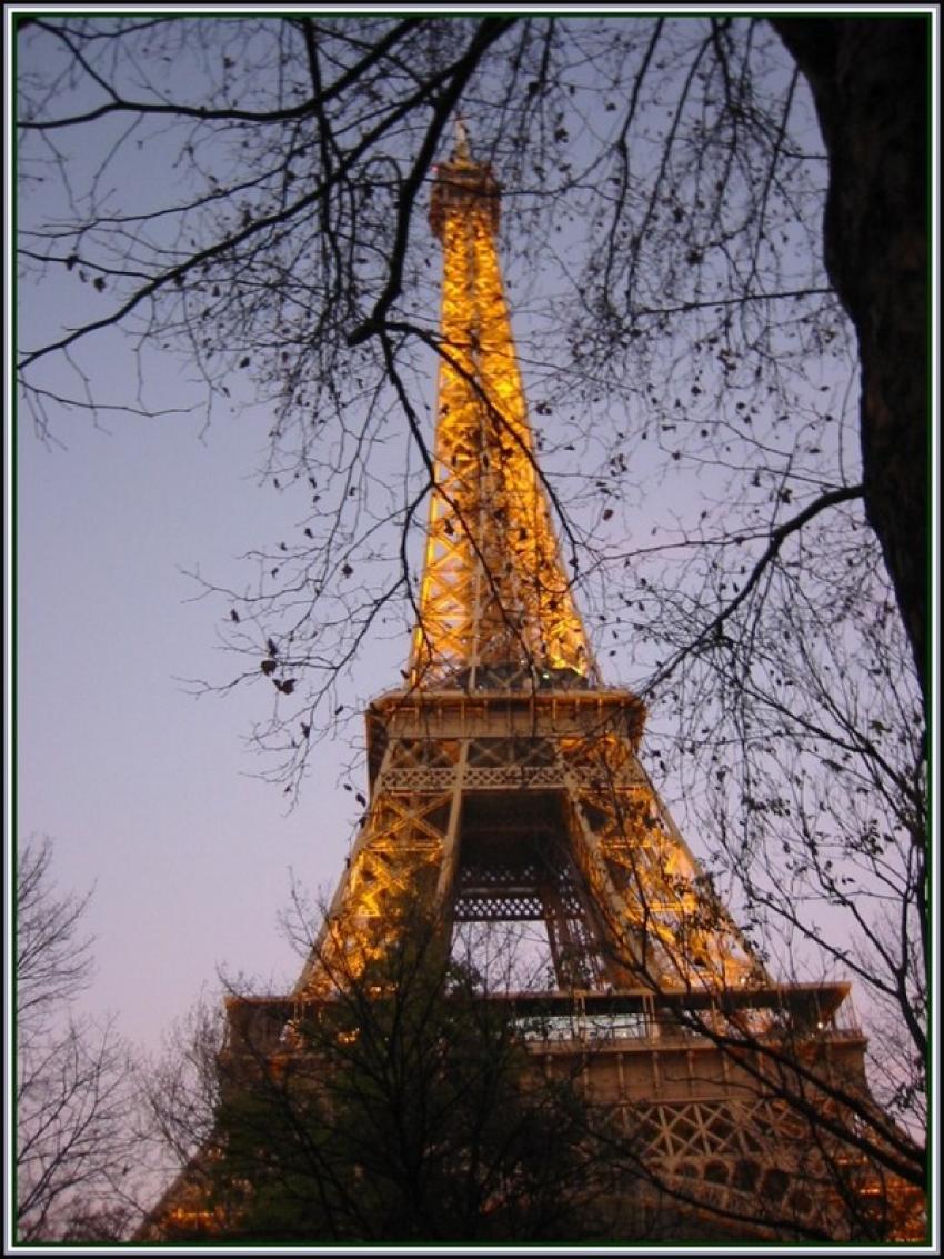 Tour Eiffel illumine