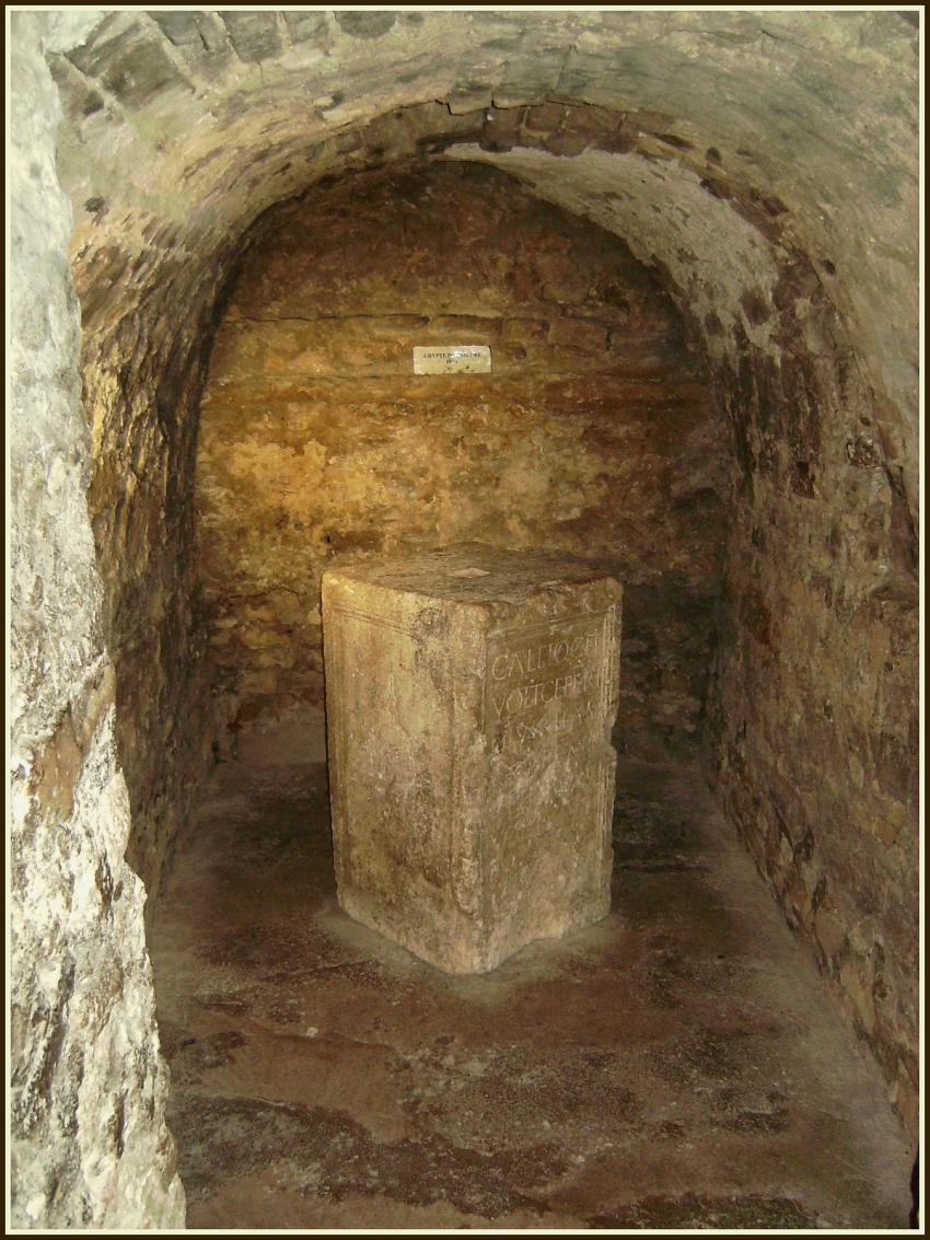 Crypte dans la cathdrale Ste-Anne  Apt (84)