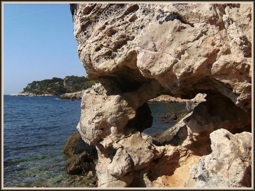 Bandol - La cte  travers les rochers