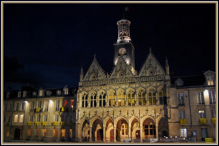 St-Quentin (02) Htel de ville la nuit