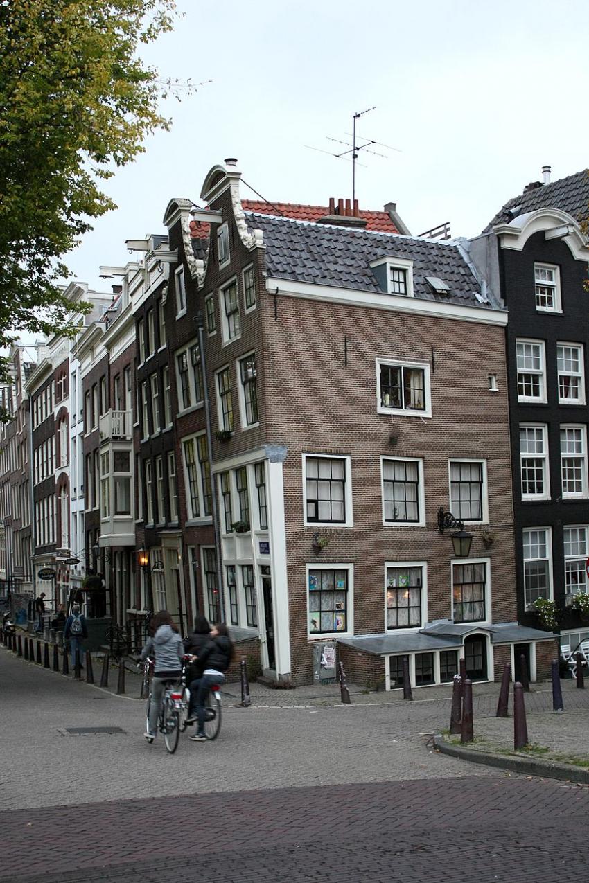 Amsterdam (56) Maison penche