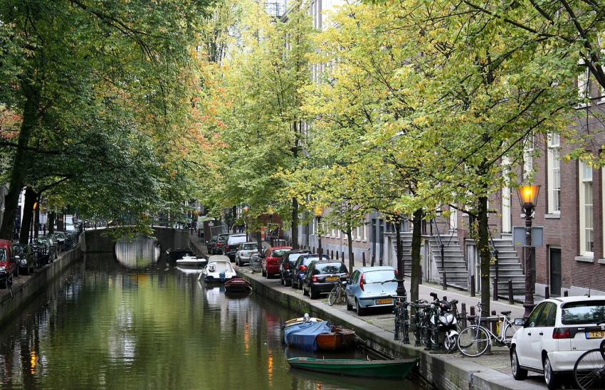 Amsterdam (50) Canal , bateaux et voitures