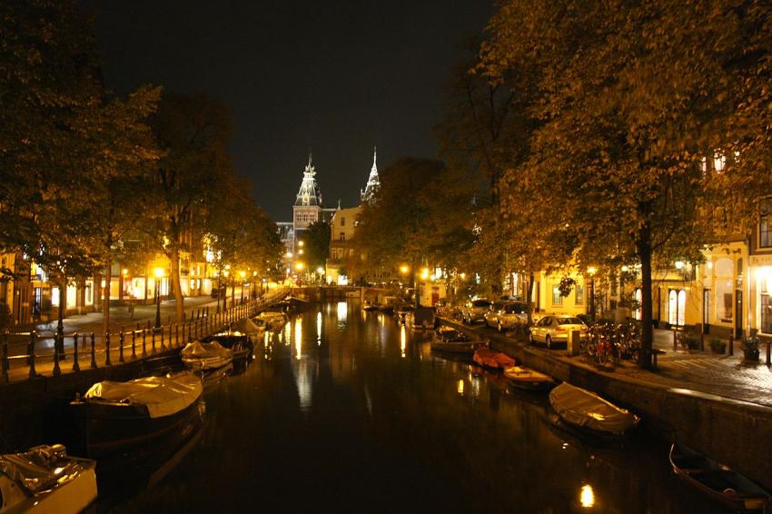 Amsterdam (64) La nuit sur les canaux