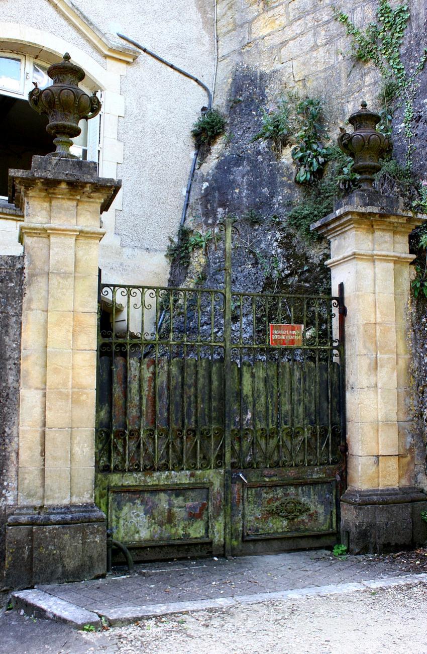 Portes (190) : Dans le Prigord  Montignac (167)