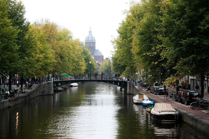 Amsterdam (50) Canal , pont  et glise