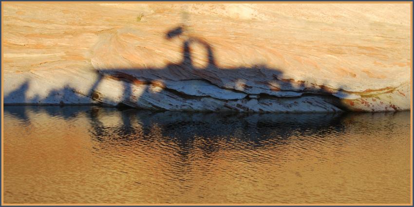 L'ombre du bateau et son reflet