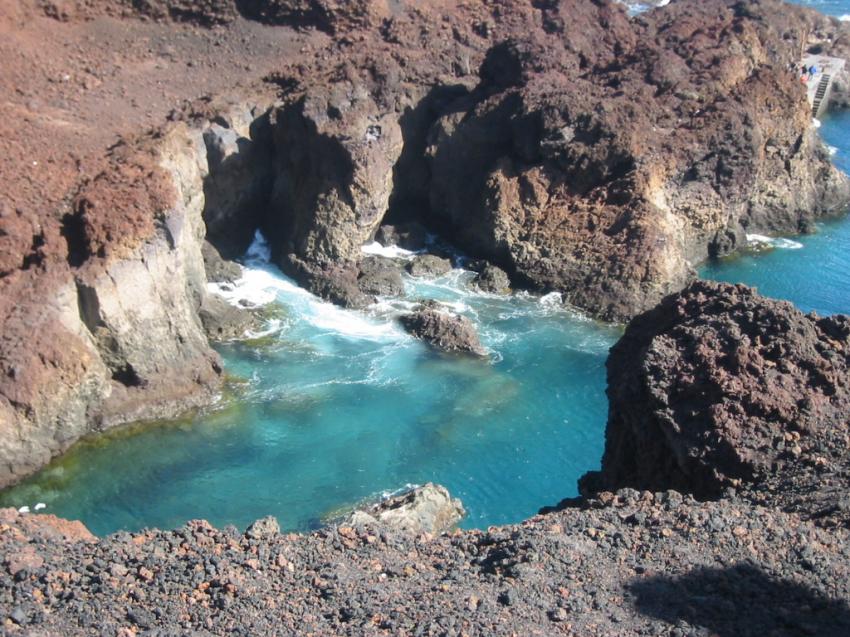 Eaux turquoises et roche brle