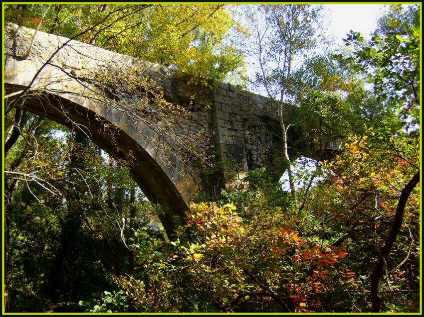 Aqueduc sur le Colostre