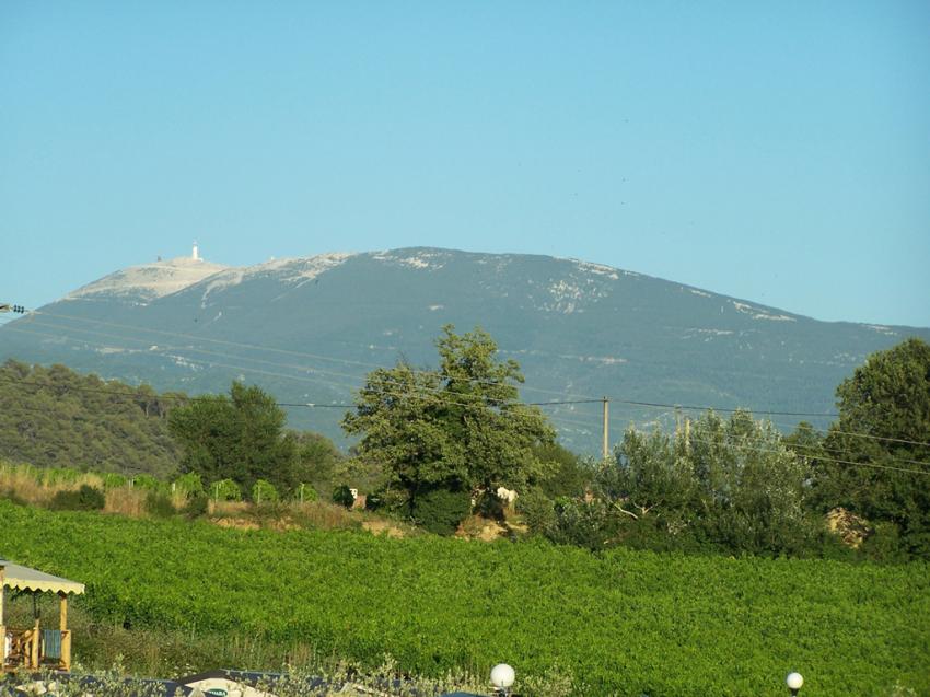 au loin le mont ventoux