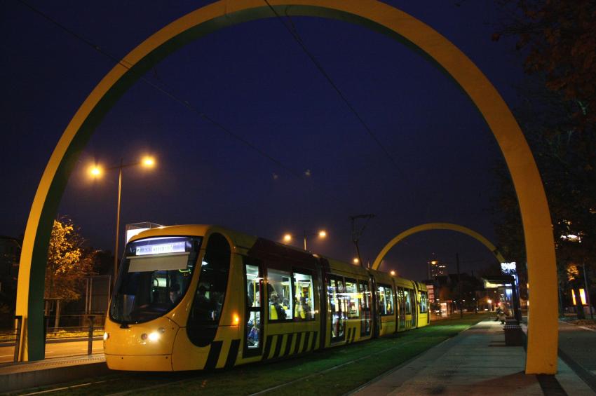 Tram  l'arrt, le soir