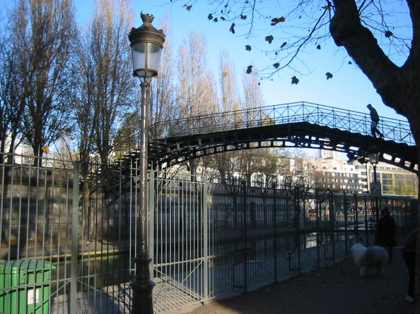 Paris - Passerelle sur le canal