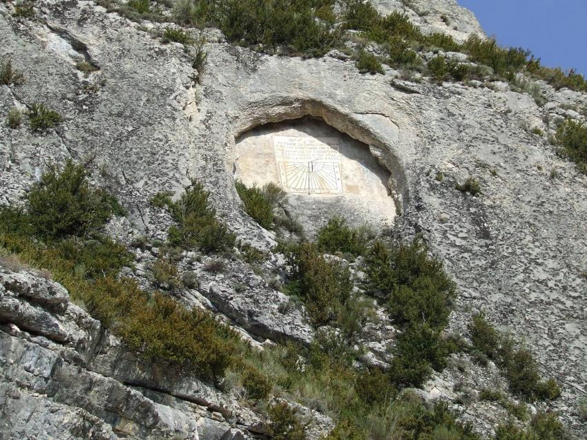 falaise et horloge