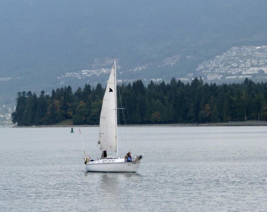 Voilier devant Stanley Park, Vancouver