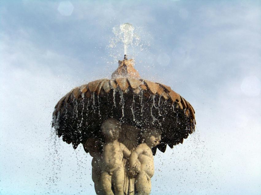 Des enfants  labri de la pluie.