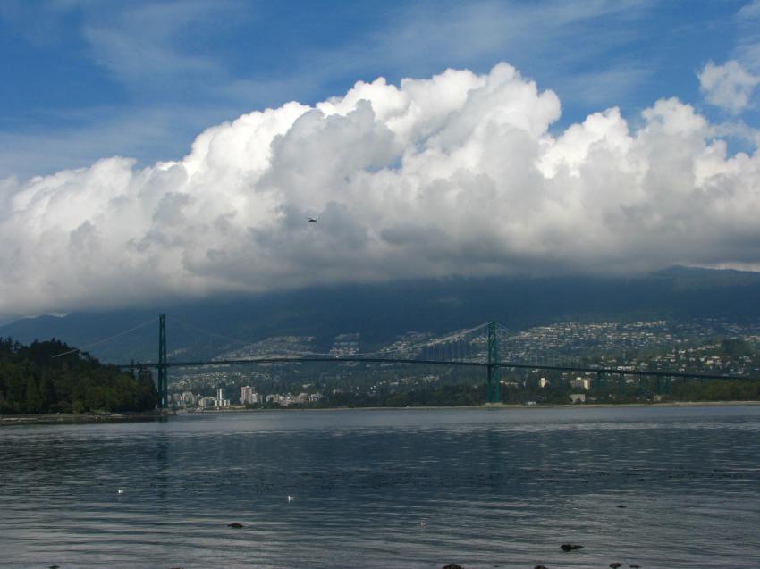 Lions Gate Bridge et gros nuage