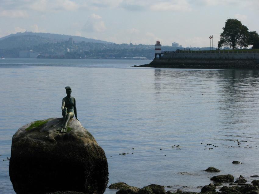 La petite pcheuse et le phare dans le fond