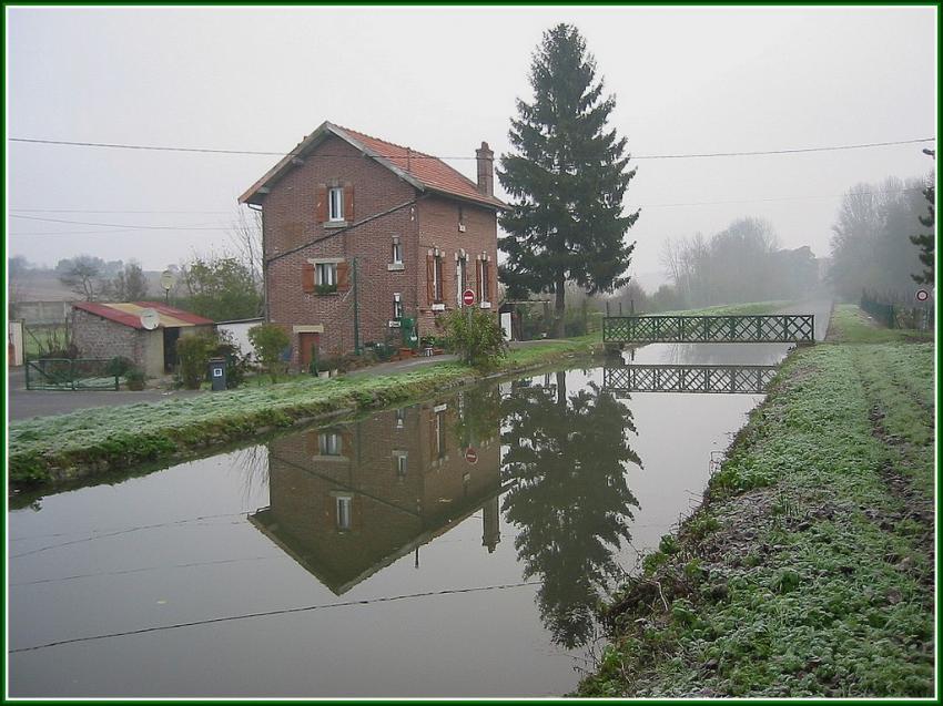 Passerelle et maison rouge