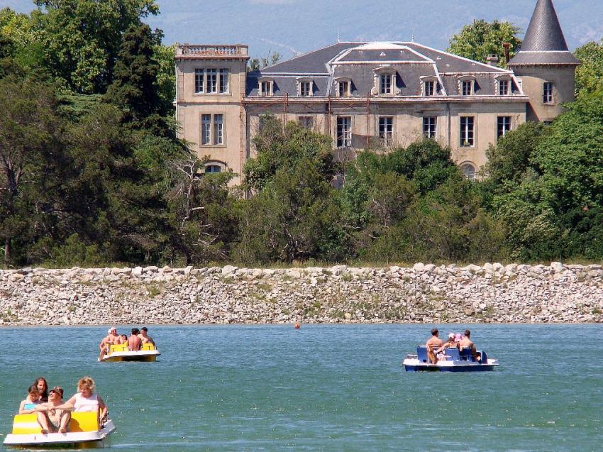 chateau en bord de lac