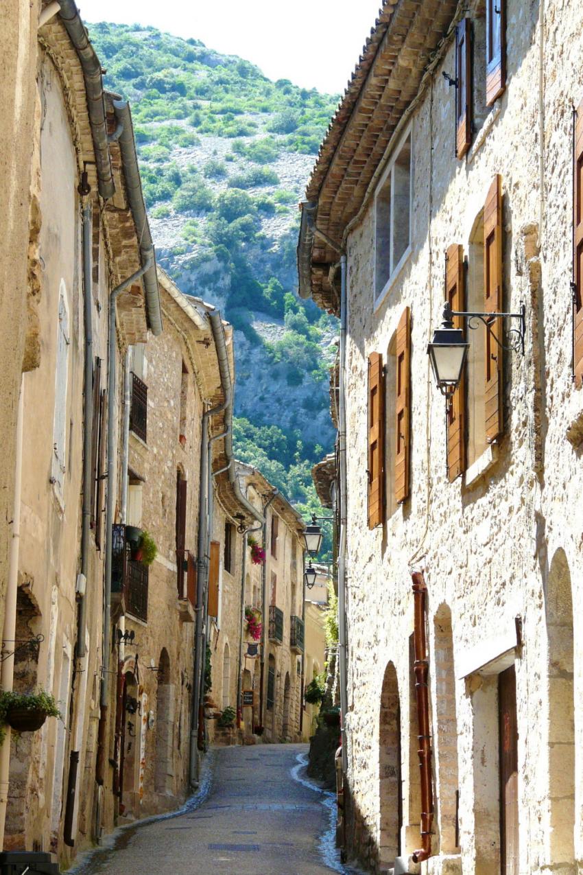 Une rue  St-Guilhem le Dsert (Hrault)