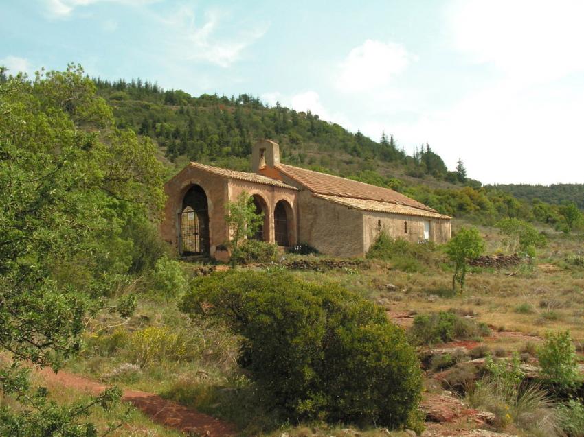 chapelle sur le bord du Lac du Salagou