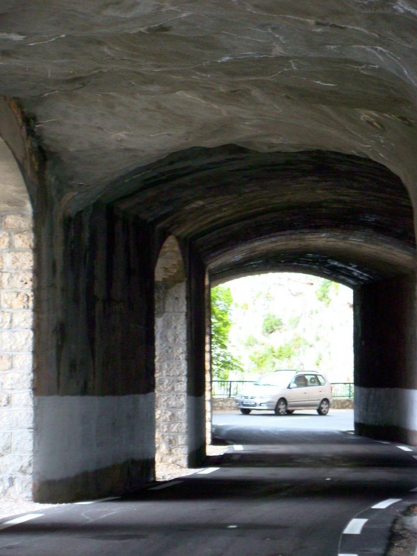 tunnel dans la roche