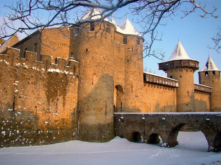 lever de soleil sur le chateau sous la neige