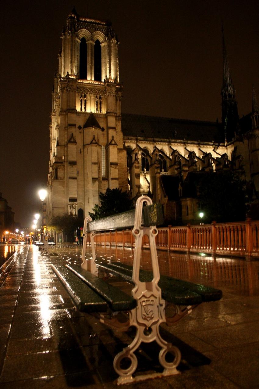 Un banc du parvis