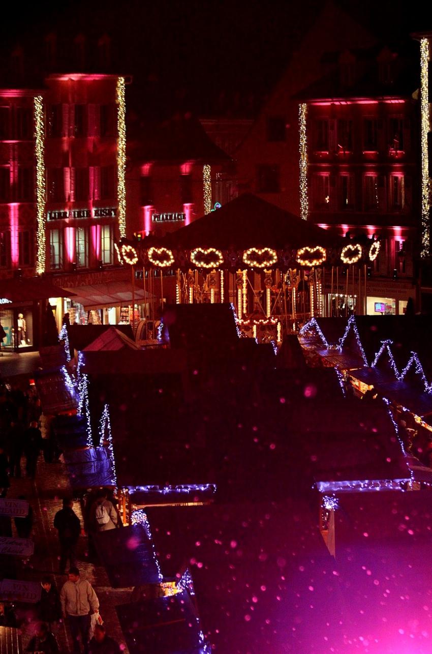 Le march de Nol de Mulhouse la nuit.