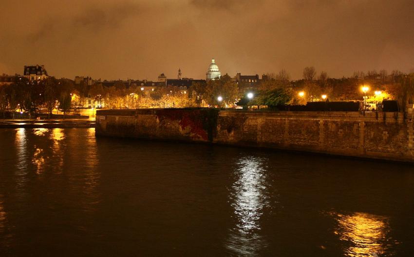 Le Panthon sous un ciel de pluie