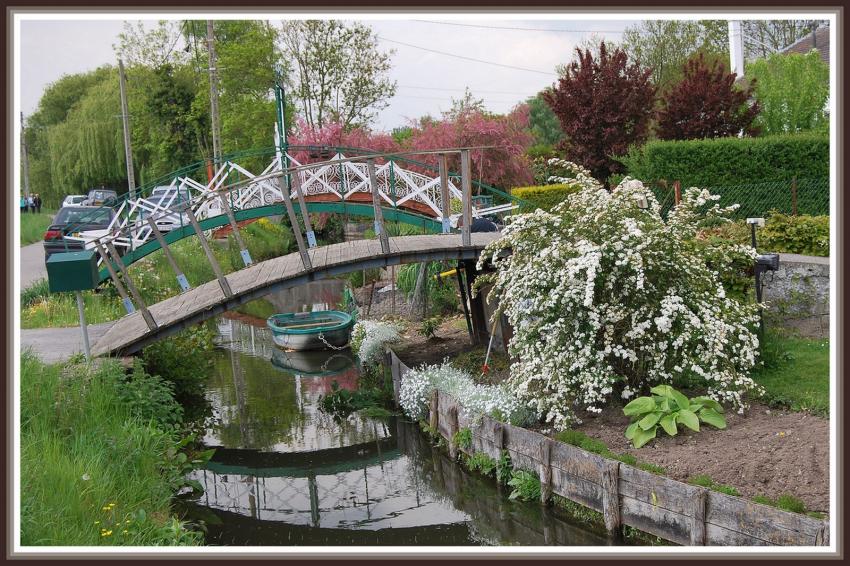 Amiens (80) Passerelle dans les Hortillonnages