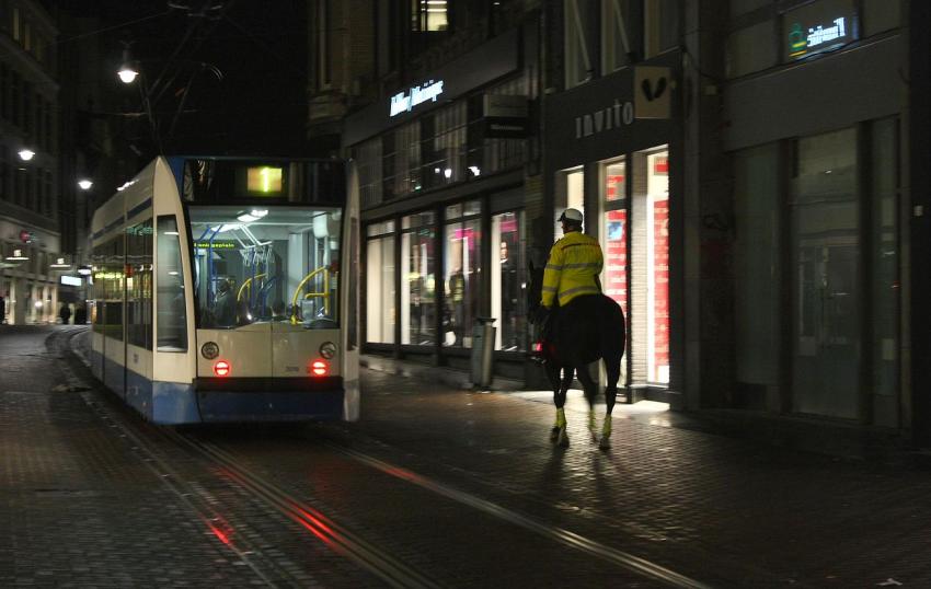 Amsterdam (61) Le tram et la police