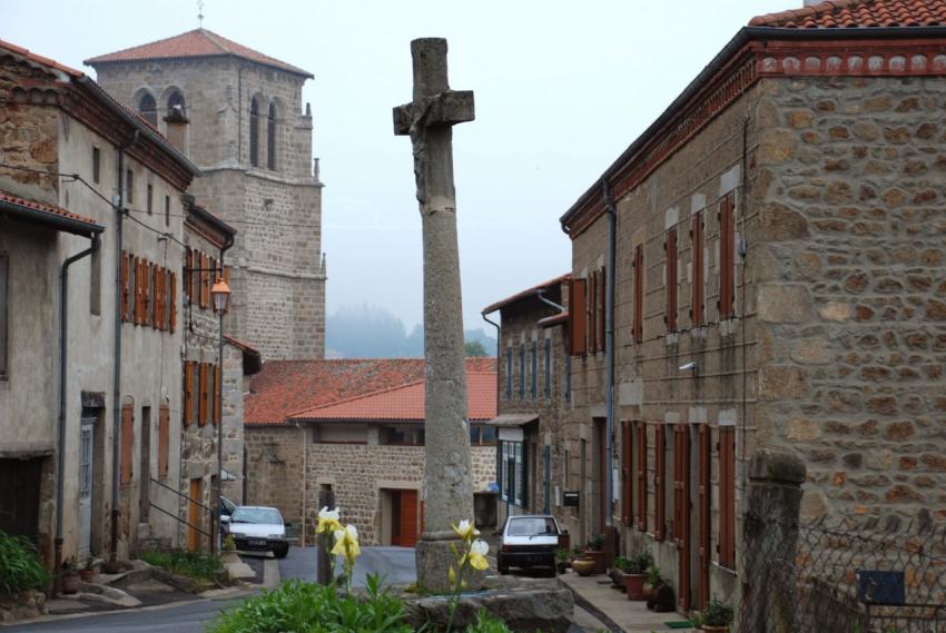 Rue principale du bourg de Verrieres en Forez