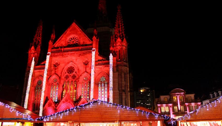 Le temple , la Tour de l'Europe et immeubles envir