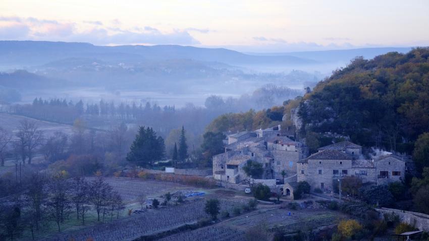 Petit village au lever du jour