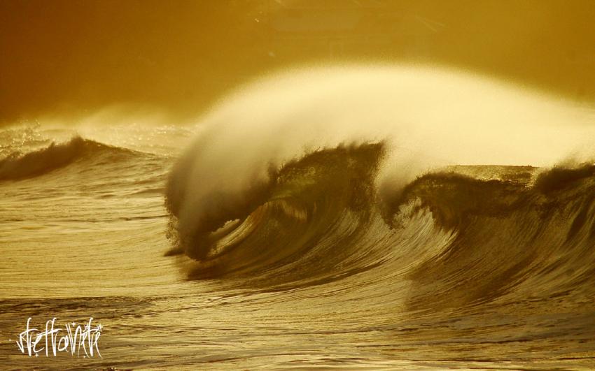 clats de vagues au coucher du soleil