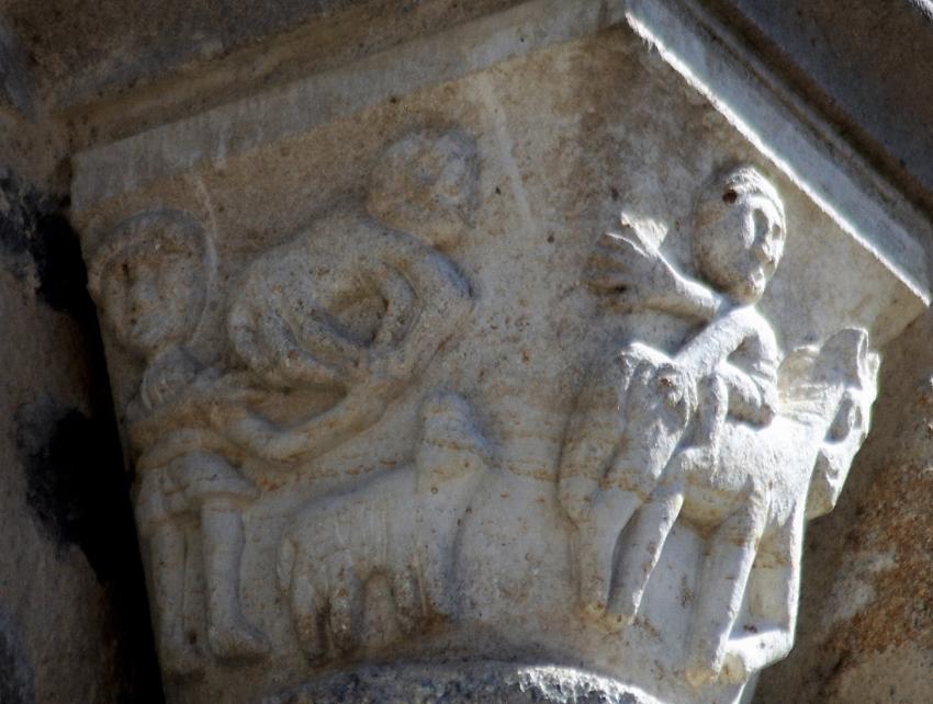 detail des colonnes du cloché de st Rambert