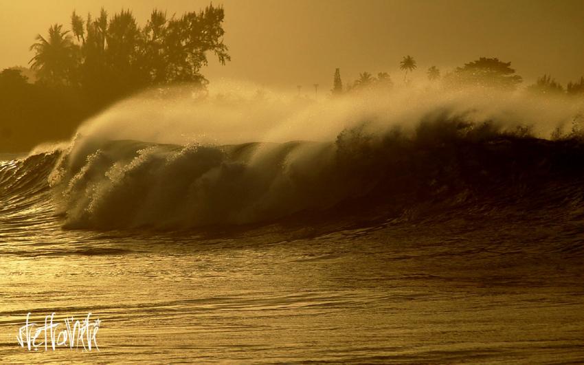 clats de vagues au coucher du soleil