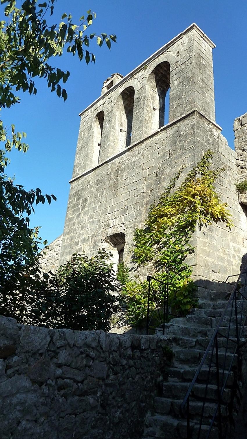 le clocher de l'glise romane  Balazuc