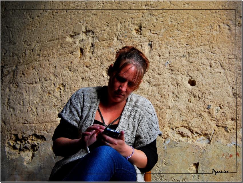 La jeune femme et le mur.