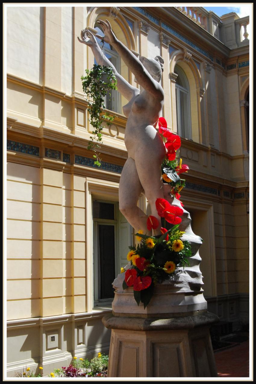 Statue dans un patio  Perpignan