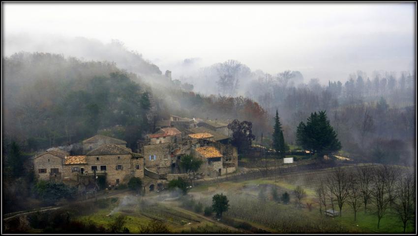 Hameau dans la brume...