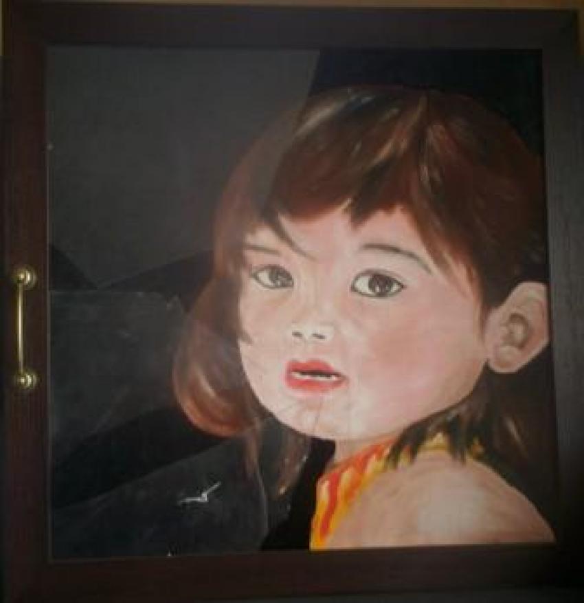 enfant à la fenêtre cassée