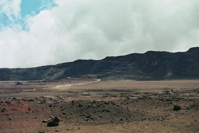La Réunion , route d'accès au volcan