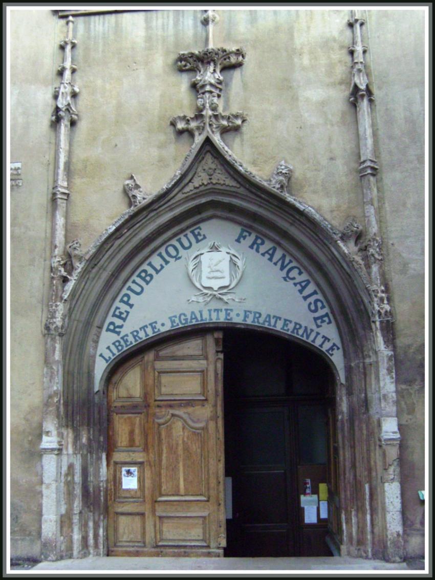 Aups (83) Parvis de l'église