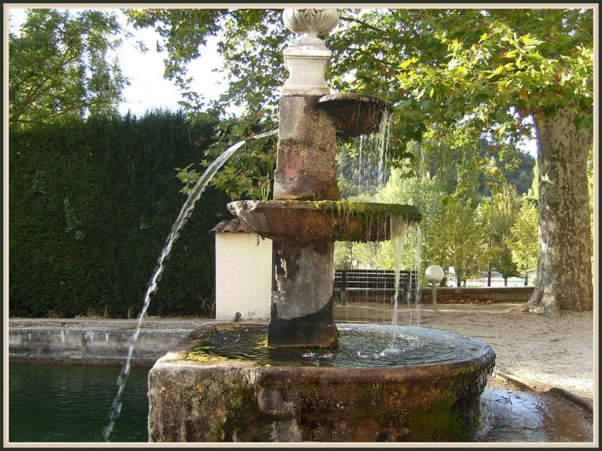 Fontaine à Chateau-Laval (04)