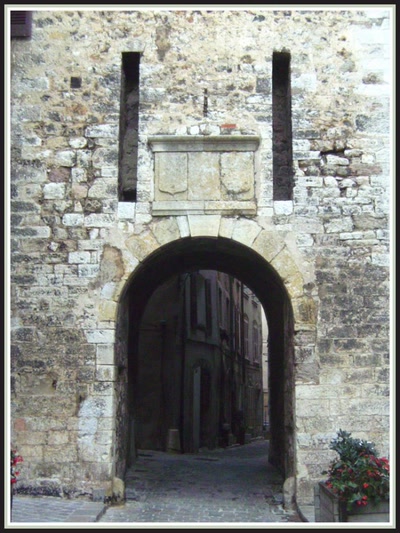 Résultat de recherche: Aups (83) Porte de la ville