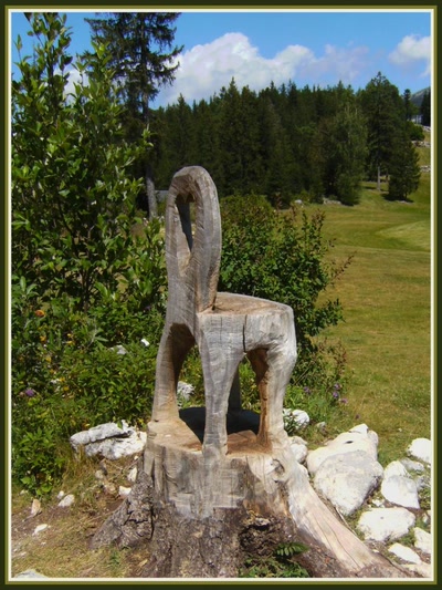 Chaise sculptée dans un tronc d'arbre
