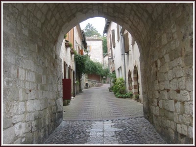 Penne d'Agenais (47) - Porche et rue