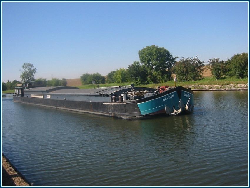 Péniche sur le canal de Saint-Quentin (02)
