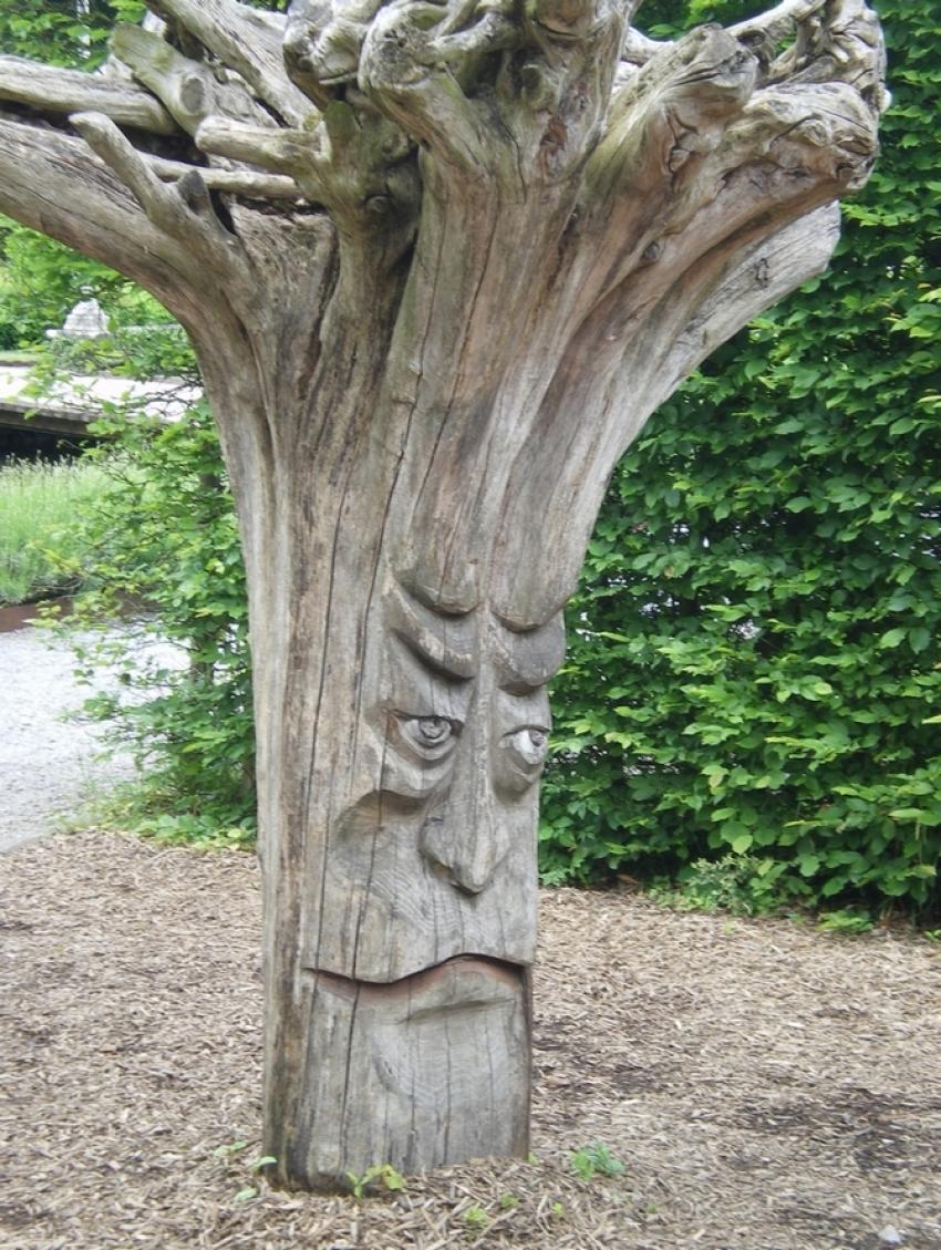 arbre sculpté près de Aubange (pro. Lux. Belgique)